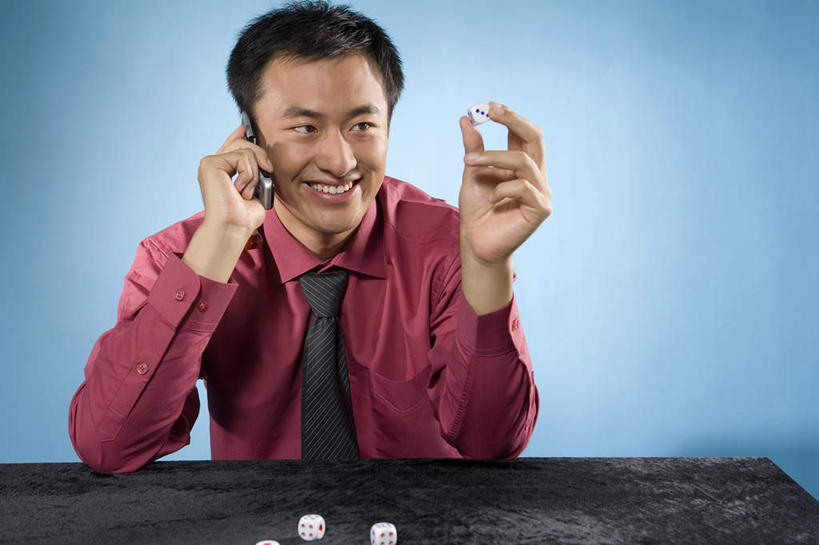 一个人,商务人士,坐,微笑,横图,俯视,室内,正面,幸福,手机,北京,中国,亚洲,骰子,手势,想,财富,摄影,中国文化,年轻男性,中国人,年轻人,彩图,高角度拍摄,影棚拍摄,打手势
