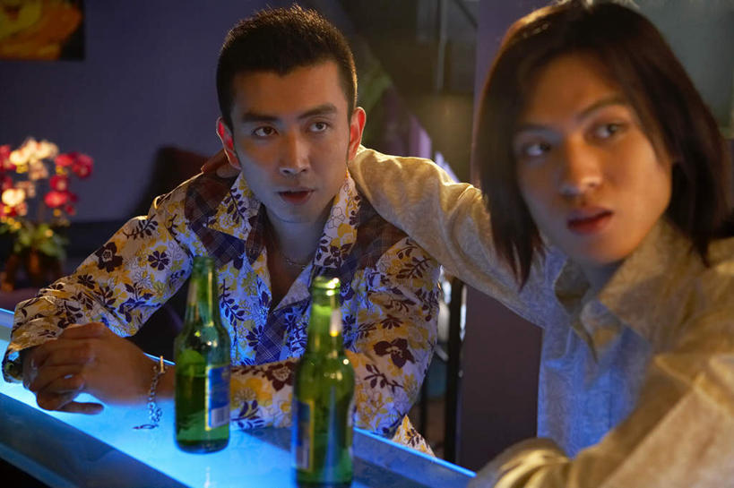 东方人,成年人,一个人,两个人,酒吧,坐,横图,室内,夜晚,正面,侧面,聚会,时尚,夜生活,快乐,通讯,友谊,幸福,热情,信心,吧台,北京,亚洲,仅一个男性,仅一个人,连接,瓷器,酒类,拿着,娱乐,刺激,酒,饮料,仅一个年轻男性,休闲,啤酒瓶,放松,个性,活力,搭,摄影,照亮,酷,享乐,愉悦,搭着,东亚,队服,爱国主义,无忧无虑,男人,男性,年轻男性,亚洲人,中国人,年轻人,休闲活动,说话,半身,彩图,欢乐,比尔