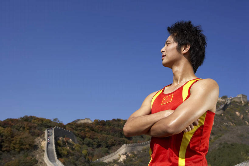 一个人,横图,留白,侧面,仰视,运动服,旅游,度假,兴奋,信心,北京,长城,中国,亚洲,方向,娱乐,风景,自然,享受,休闲,奥运,放松,力量,摄影,希望,环境,专心,酷,享乐,中国文化,肖像,田径运动员,爱国主义,年轻男性,中国人,年轻人,秋天,半身,彩图,低角度拍摄