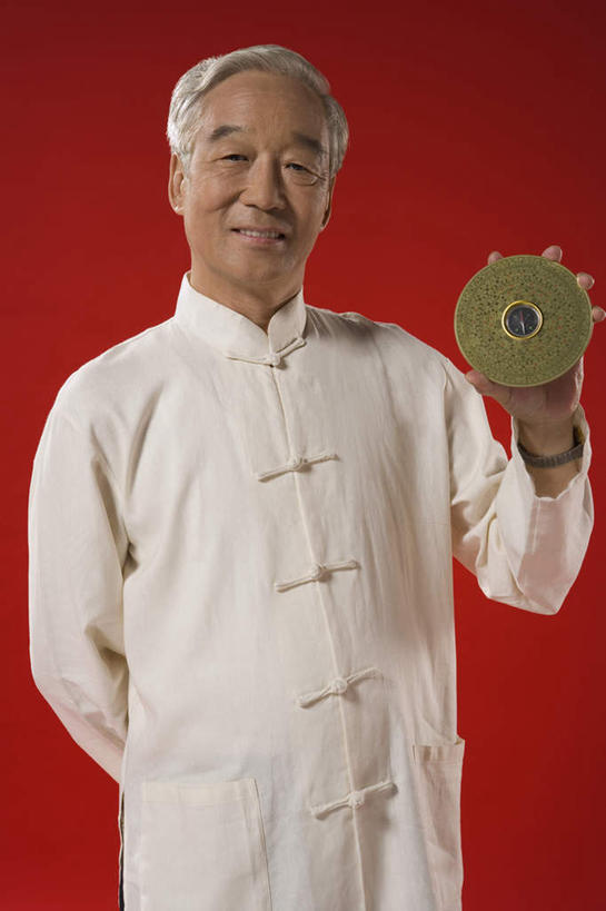 老年人,一个人,站,竖图,室内,正面,仰视,北京,中国,亚洲,方向,手势,摄影,罗盘,中国文化,老年男性,男人,男性,中国人,彩图,低角度拍摄,影棚拍摄,打手势