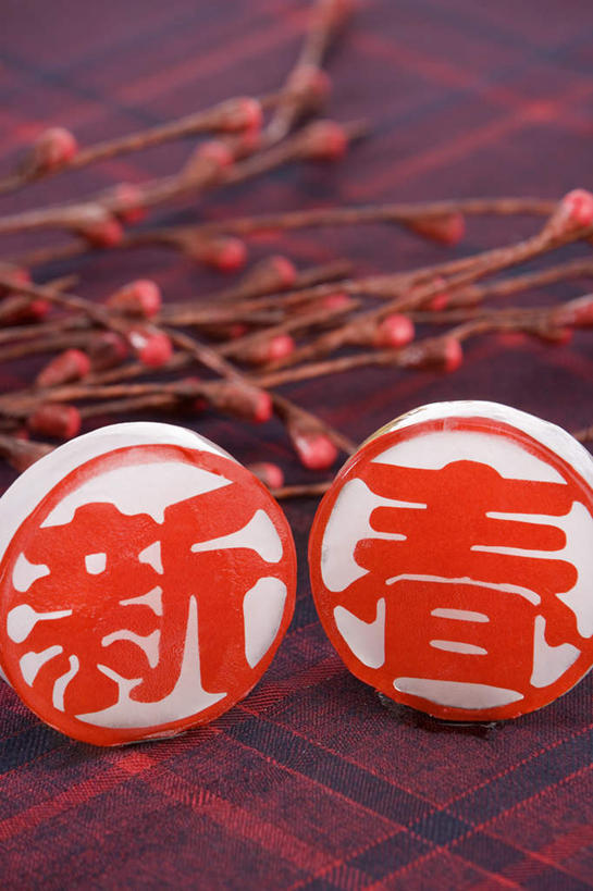 竖图,俯视,室内,正面,桌子,北京,中国,春节,亚洲,庆祝,艺术,装饰,桌布,花,剪纸,摄影,古董,手艺,繁荣,元旦,式样,开端,彩图,高角度拍摄,影棚拍摄,欢乐,传统节日