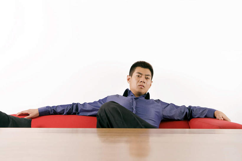 一个人,商务人士,商务男性,坐,横图,室内,正面,仰视,衬衫,桌子,北京,中国,亚洲,套装,墙,干净,现代,饮食,休息,休闲,假日,舒服,放松,摄影,商务装,工薪阶层,年轻男性,中国人,年轻人,白领,上班族,彩图,低角度拍摄,衬衣