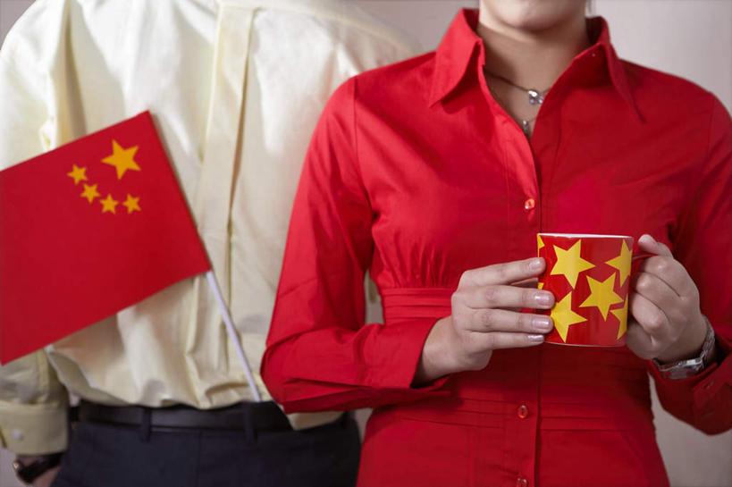 东方人,成年人,两个人,商务人士,商务男性,商务女性,办公室,站,横图,室内,正面,衬衫,商务,兴奋,成功,团队,旗帜,北京,亚洲,套装,节日,欢呼,庆祝,标语,瓷器,咖啡杯,杯,拿着,文化,刺激,红色,庆典,摄影,纪念,部分,国庆,中国文化,出示,商务装,啦啦队,挑战,工薪阶层,中国国旗,东亚,爱国主义,国庆节,团结,年轻男性,年轻女性,亚洲人,中国人,年轻人,白领,上班族,彩图,影棚拍摄,衬衣,精力,摆拍