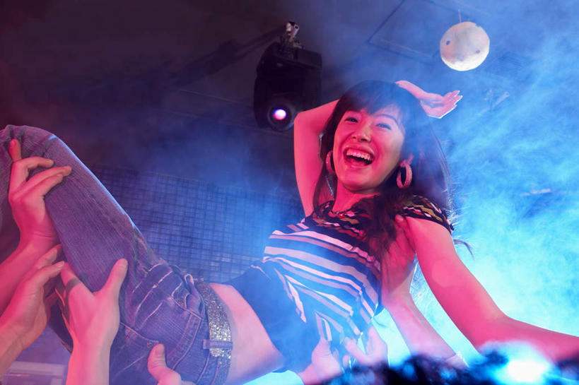 酒吧,横图,室内,正面,仰视,时尚,夜生活,快乐,满意,友谊,热情,北京,中国,亚洲,许多人,一群人,休闲,幻想,活力,摄影,照亮,愉悦,都市风光,气氛,夜总会,舞池,团结,女人,中国人,年轻人,休闲活动,半身,彩图,低角度拍摄,欢乐,精力