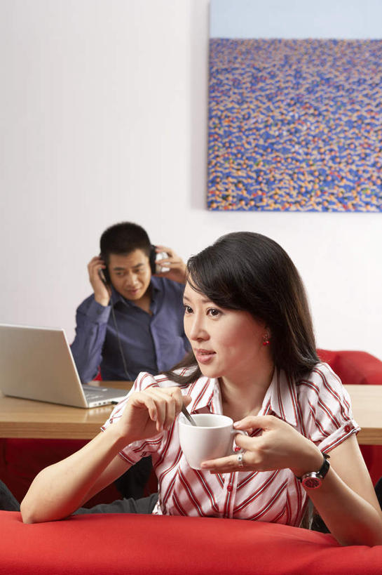 咖啡,两个人,坐,微笑,竖图,室内,正面,仰视,衬衫,通讯,笔记本电脑,互联网,技术,桌子,北京,中国,亚洲,服装,墙,咖啡杯,现代,饮食,衣服,休闲,假日,摄影,服饰,衣着,穿着,耳饰,衣饰,无线电技术,异性恋,年轻男性,年轻女性,女人,中国人,年轻人,彩图,低角度拍摄