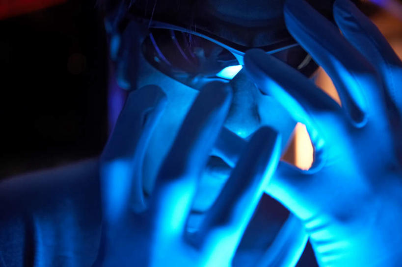 一个人,酒吧,横图,室内,正面,仰视,时尚,夜生活,霓虹灯,北京,中国,亚洲,手套,太阳镜,休闲,幻想,活力,媒体,摄影,司仪,动作,照亮,专心,都市风光,广播,气氛,夜总会,主持人,主持,节目主持人,迷惑,年轻男性,中国人,年轻人,休闲活动,彩图,低角度拍摄