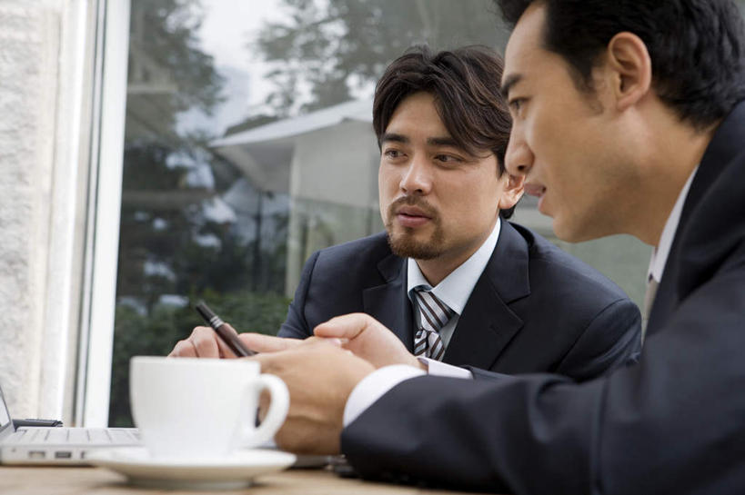 两个人,同事,商务人士,商务男性,横图,室外,正面,仰视,衬衫,商务,通讯,友谊,成功,合作,团队,集体,信心,笔记本电脑,互联网,技术,桌子,城市,玻璃,北京,中国,亚洲,套装,会议,咖啡杯,领带,队伍,摄影,领导,成就,商务装,合伙,领袖,工薪阶层,无线电技术,年轻男性,中国人,年轻人,白领,上班族,彩图,低角度拍摄,衬衣