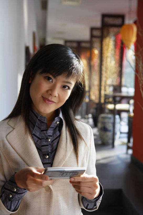 东方人,头发,一个人,商务人士,商务女性,站,打电话,微笑,竖图,室内,室外,白天,正面,商务,满意,通讯,成功,信心,技术,手机,北京,亚洲,仅一个年轻女性,仅一个女性,仅一个人,套装,正装,瓷器,拿着,黑色,看,职业,想,摄影,专心,发短信,肖像,商务装,工薪阶层,智能手机,东亚,无线电技术,年轻女性,女人,女性,亚洲人,中国人,年轻人,白领,上班族,彩图,电子记事本