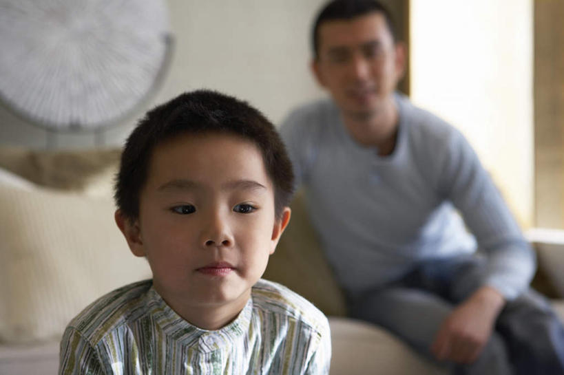 两个人,家庭,父亲,儿子,坐,横图,室内,正面,仰视,毛衣,北京,中国,亚洲,生气,房屋,休闲,童年,摄影,生长,悲伤,伤心,难过,关爱,悲哀,哀痛,悲戚,悲痛,男孩,中国人,年轻人,半身,彩图,低角度拍摄