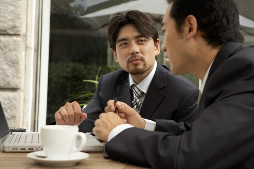 两个人,同事,商务人士,商务男性,横图,室外,正面,仰视,衬衫,商务,通讯,友谊,成功,合作,团队,集体,信心,笔记本电脑,互联网,技术,桌子,城市,玻璃,北京,中国,亚洲,套装,会议,咖啡杯,领带,队伍,摄影,领导,成就,商务装,合伙,领袖,工薪阶层,无线电技术,年轻男性,中国人,年轻人,白领,上班族,彩图,低角度拍摄,衬衣