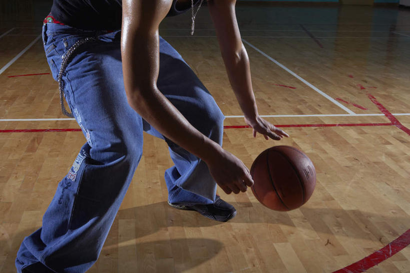 东方人,成年人,健壮,一个人,学生,体育馆,健身房,运动场,站,跳,横图,室内,侧面,仰视,运动鞋,时尚,游戏,运动,北京,亚洲,仅一个男性,仅一个人,服装,朦胧,模糊,瓷器,球场,篮球运动员,拿着,牛仔裤,休闲装,体育场,球,仅一个年轻男性,衣服,看,活力,摄影,服饰,活动,部分,动作,嘻哈,衣着,穿着,努力,街头篮球,篮球运动,东亚,运动馆,衣饰,技能,男人,男性,年轻男性,亚洲人,中国人,年轻人,休闲活动,跳跃,彩图,低角度拍摄,健身俱乐部