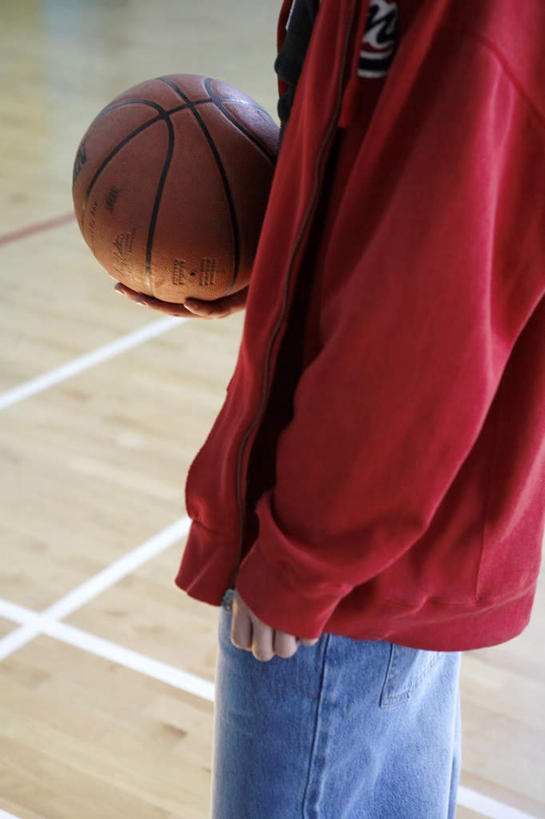少年,一个人,体育馆,健身房,运动场,站,竖图,室内,特写,白天,侧面,时尚,游戏,运动,信心,北京,亚洲,仅一个男性,仅一个人,瓷器,球场,竞技运动,篮球运动员,拿着,休闲装,体育场,球,仅一个年轻男性,个性,摄影,部分,专心,酷,嘻哈,风格,决心,街头篮球,篮球运动,东亚,运动馆,体育活动,男人,男性,年轻男性,中国人,年轻人,休闲活动,彩图,摆拍,态度