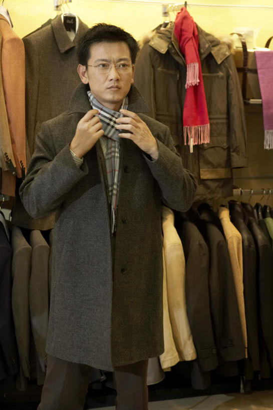 东方人,一个人,商店,站,竖图,室内,白天,正面,购物,时尚,快乐,幸福,信心,消费,北京,亚洲,瓷器,眼镜,拿着,外套,围巾,试穿,决定,零售,摄影,服装店,购买,选择,东亚,茄克,年轻男性,亚洲人,中国人,年轻人,休闲活动,彩图,欢乐