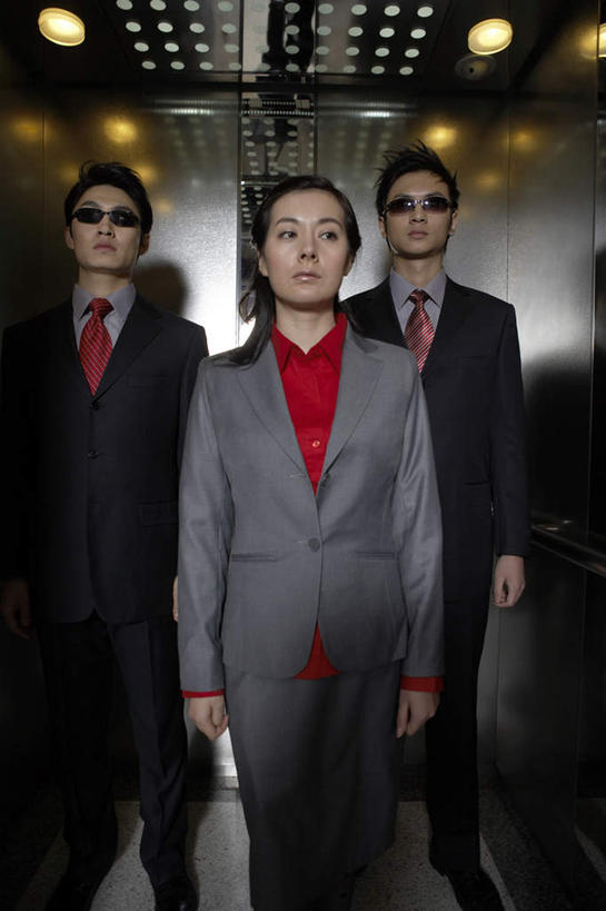 三个人,商务人士,办公室,站,竖图,正面,仰视,衬衫,商务,电梯,北京,中国,亚洲,套装,领带,太阳镜,看,职业,办公大楼,摄影,酷,经理,年轻男性,年轻女性,女人,中国人,年轻人,白领,彩图,低角度拍摄,办公室职员