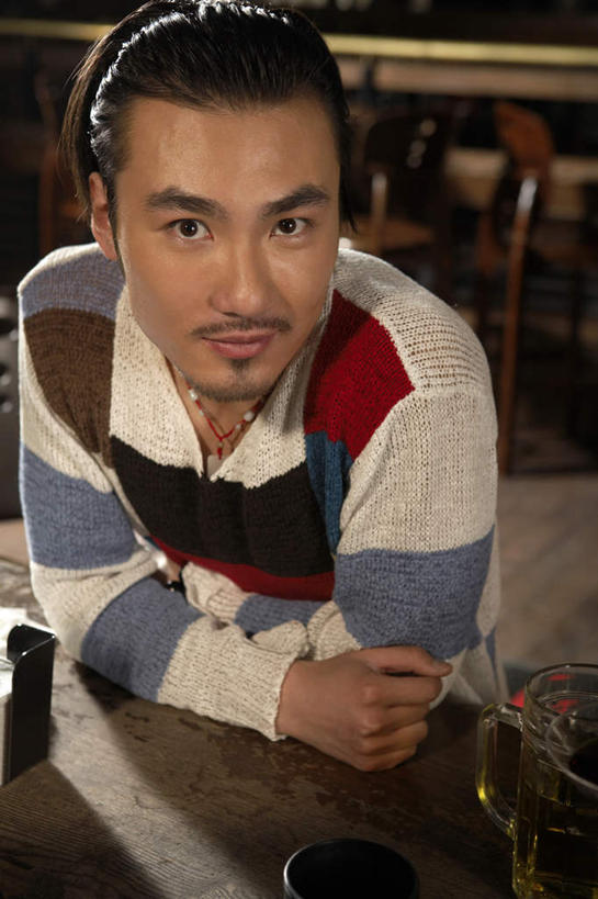 东方人,成年人,一个人,酒吧,微笑,横图,室内,白天,正面,毛衣,时尚,夜生活,幸福,信心,吧台,玻璃,北京,中国,亚洲,仅一个男性,仅一个人,喝,酒类,娱乐,酒,饮料,仅一个年轻男性,个性,活力,摄影,生活方式,毛发,酷,享乐,愉悦,肖像,东亚,男人,男性,年轻男性,亚洲人,中国人,年轻人,山羊胡,小胡子,半身,彩图,欢乐,酒馆,比尔