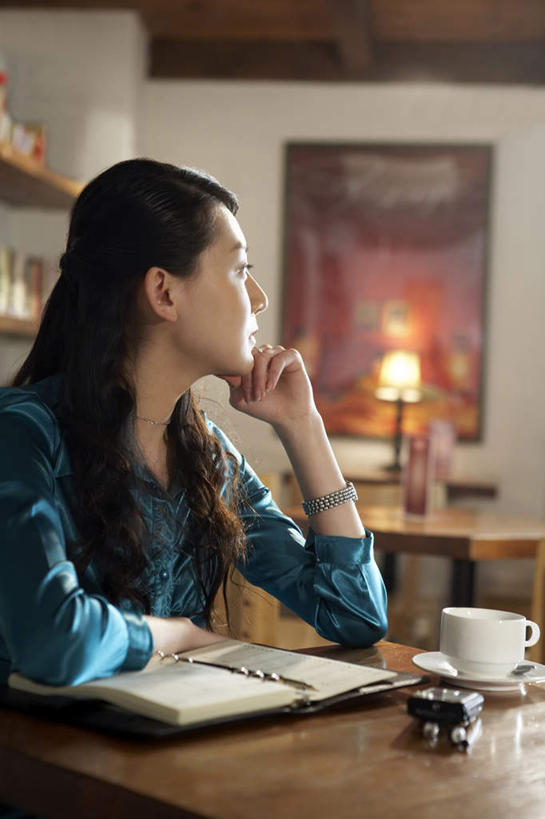 咖啡,东方人,成年人,一个人,学生,书店,坐,竖图,室内,白天,侧面,手机,北京,亚洲,仅一个年轻女性,仅一个女性,仅一个人,撑,喝,瓷器,咖啡杯,托腮,书桌,饮食,托,思考,表,安静,个性,想,摄影,日记,专心,托下巴,咖啡店,智能手机,东亚,热饮,黑咖啡,计划书,策略,想法,年轻女性,女人,女性,亚洲人,中国人,年轻人,半身,彩图,独处