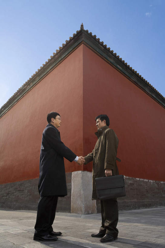 中年人,两个人,同事,商务人士,商务男性,故宫,站,微笑,竖图,室外,侧面,仰视,衬衫,商务,友谊,成功,合作,团队,集体,信心,路,北京,中国,亚洲,套装,裤子,眼镜,过道,方向,队伍,城墙,红色,自然,摄影,领导,成就,中国文化,商务装,合伙,领袖,工薪阶层,万里无云,年轻男性,中年男性,中国人,年轻人,白领,上班族,彩图,低角度拍摄,衬衣