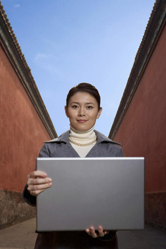 一个人,商务人士,商务女性,故宫,站,微笑,竖图,室外,正面,仰视,毛衣,商务,笔记本电脑,路,项链,北京,中国,亚洲,套装,过道,城墙,红色,自然,摄影,环境,专心,中国文化,商务装,网上冲浪,工薪阶层,年轻女性,中国人,年轻人,白领,上班族,彩图,低角度拍摄