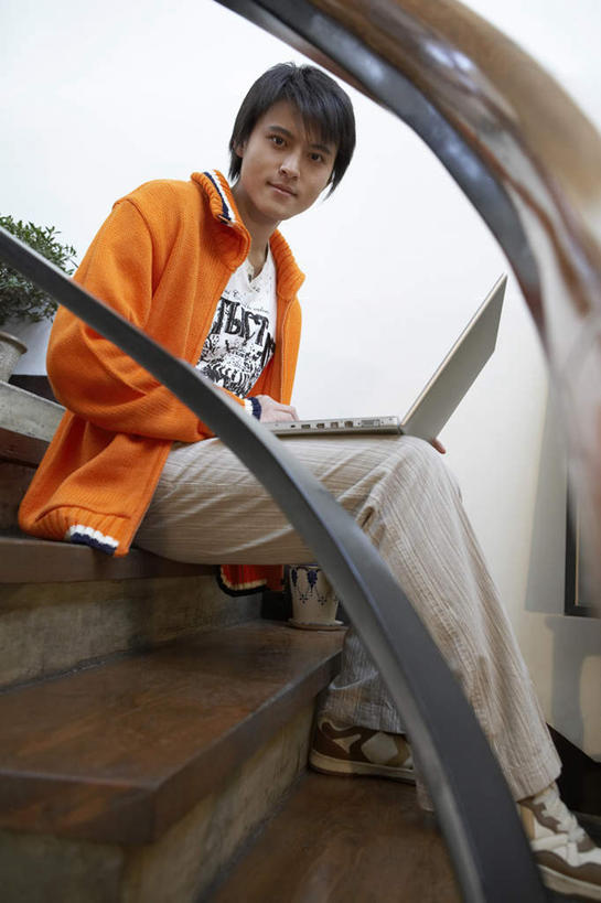 东方人,一个人,学生,坐,竖图,室内,白天,侧面,通讯,笔记本电脑,技术,楼梯,北京,亚洲,仅一个男性,仅一个人,敲打,电子邮件,瓷器,房屋,公寓,教育,联系,休闲装,输入,仅一个年轻男性,打字,放松,摄影,点击,敲击,专心,起居室,知识,愉悦,网上冲浪,东亚,无线电技术,按键,计算机,男人,男性,年轻男性,亚洲人,中国人,年轻人,彩图,咖啡馆,独处