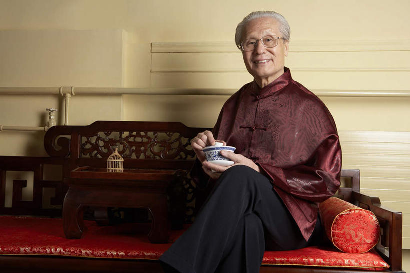 老年人,一个人,家庭,祖父,坐,横图,室内,特写,正面,仰视,衬衫,沙发,椅子,北京,中国,亚洲,喝,眼镜,房屋,传统,舒服,思考,放松,摄影,退休,起居室,享乐,老年男性,男人,男性,中国人,茶杯,半身,彩图,低角度拍摄,传统服装,欢乐,传统文化