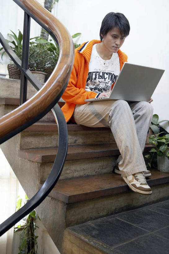 东方人,一个人,学生,坐,竖图,室内,白天,正面,通讯,笔记本电脑,互联网,技术,植物,楼梯,北京,亚洲,仅一个男性,仅一个人,敲打,电子邮件,瓷器,房屋,公寓,教育,联系,休闲装,输入,仅一个年轻男性,打字,放松,摄影,点击,敲击,专心,起居室,知识,愉悦,网上冲浪,东亚,无线电技术,按键,计算机,男人,男性,年轻男性,亚洲人,中国人,年轻人,彩图,咖啡馆,独处