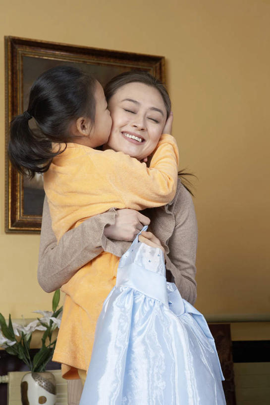 中年人,两个人,家庭,母亲,女儿,站,微笑,竖图,室内,正面,侧面,仰视,毛衣,裙子,快乐,纯洁,卧室,桌子,北京,中国,亚洲,裤子,房屋,墙,花,试穿,放松,可爱,童年,童趣,摄影,生长,针织,专心,起居室,童真,烂漫,无邪,心房,无忧无虑,天真,女孩,中年女性,中国人,闭着眼睛,亲吻,彩图,低角度拍摄,爱