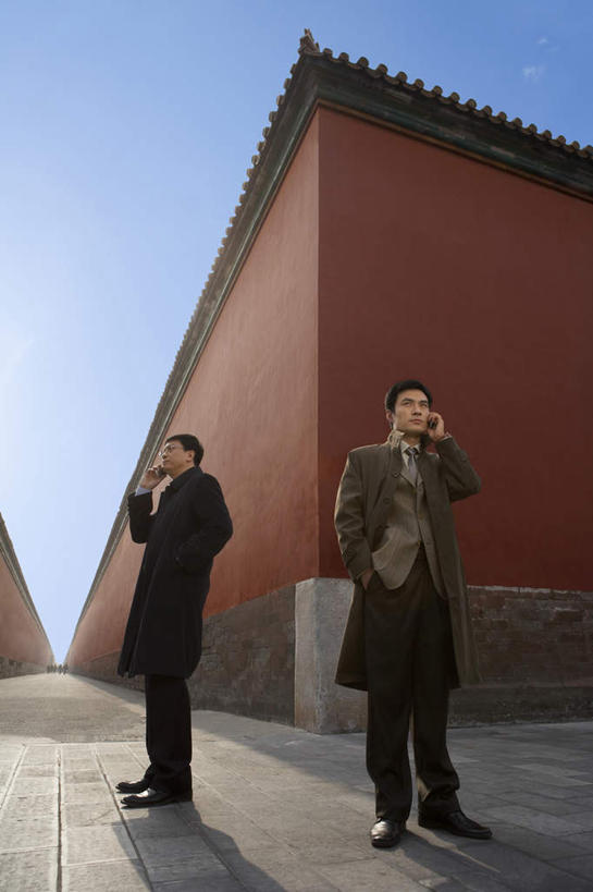 中年人,两个人,同事,商务人士,商务男性,故宫,站,打电话,微笑,竖图,室外,正面,侧面,仰视,衬衫,商务,友谊,成功,合作,团队,集体,信心,路,手机,北京,中国,亚洲,套装,裤子,眼镜,过道,领带,方向,队伍,城墙,红色,自然,摄影,领导,成就,中国文化,商务装,合伙,领袖,工薪阶层,万里无云,年轻男性,中年男性,中国人,年轻人,白领,上班族,仰头,彩图,低角度拍摄,衬衣