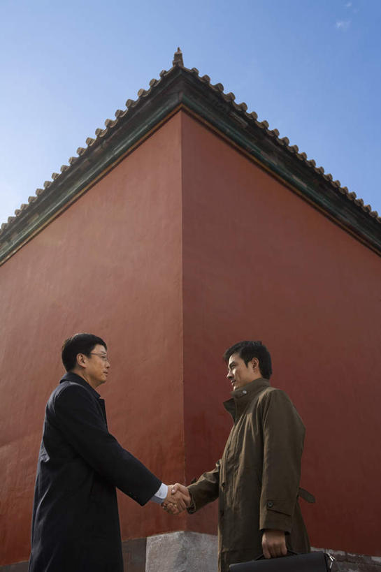 中年人,两个人,同事,商务人士,商务男性,故宫,站,微笑,竖图,室外,侧面,仰视,衬衫,商务,友谊,成功,合作,团队,集体,信心,路,北京,中国,亚洲,套装,眼镜,过道,方向,队伍,城墙,红色,自然,摄影,领导,成就,中国文化,商务装,合伙,领袖,工薪阶层,万里无云,年轻男性,中年男性,中国人,年轻人,白领,上班族,彩图,低角度拍摄,衬衣