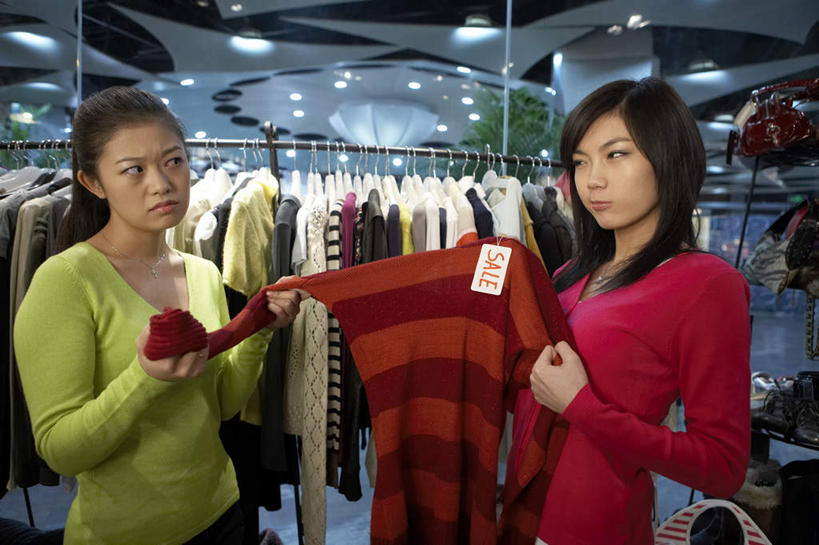 两个人,姐妹,商店,站,横图,正面,毛衣,购物,时尚,友谊,北京,亚洲,休闲装,现代,顾客,衣服,看,零售,摄影,高雅,服装店,选择,年轻女性,中国人,年轻人,休闲活动,半身,彩图