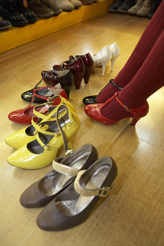 一个人,商店,坐,竖图,俯视,正面,购物,时尚,满意,北京,亚洲,休闲装,干净,现代,顾客,看,试穿,零售,想,摄影,选择,鞋店,年轻女性,中国人,年轻人,休闲活动,半身,彩图,高角度拍摄