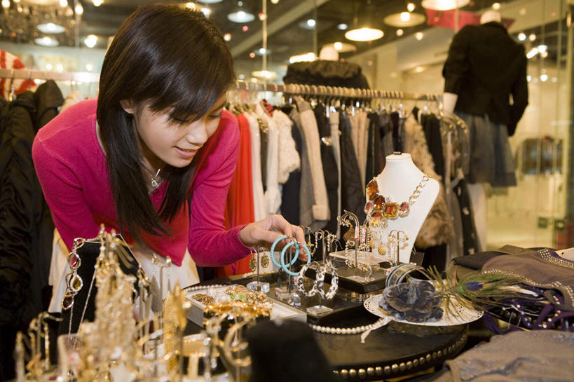 一个人,商店,站,笑,微笑,露齿笑,横图,正面,仰视,购物,时尚,满意,窗户,落地窗,橱窗,珠宝,北京,亚洲,休闲装,干净,现代,顾客,玻璃窗,衣服,看,零售,摄影,服装店,出示,选择,珠宝店,玻璃橱窗,年轻女性,中国人,年轻人,休闲活动,半身,彩图,低角度拍摄