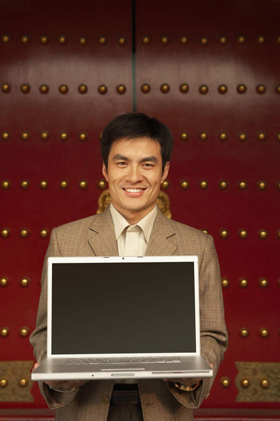 一个人,商务人士,商务男性,故宫,站,微笑,竖图,室外,正面,仰视,衬衫,商务,快乐,笔记本电脑,门,北京,中国,亚洲,套装,红色,自然,表,放松,摄影,中国文化,商务装,网上冲浪,工薪阶层,年轻男性,中国人,年轻人,白领,上班族,彩图,低角度拍摄,衬衣