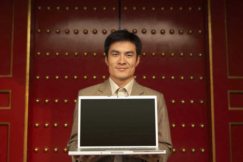 一个人,商务人士,商务男性,故宫,站,微笑,横图,室外,正面,仰视,衬衫,商务,快乐,笔记本电脑,门,北京,中国,亚洲,套装,红色,自然,表,放松,摄影,中国文化,商务装,网上冲浪,工薪阶层,年轻男性,中国人,年轻人,白领,上班族,彩图,低角度拍摄,衬衣