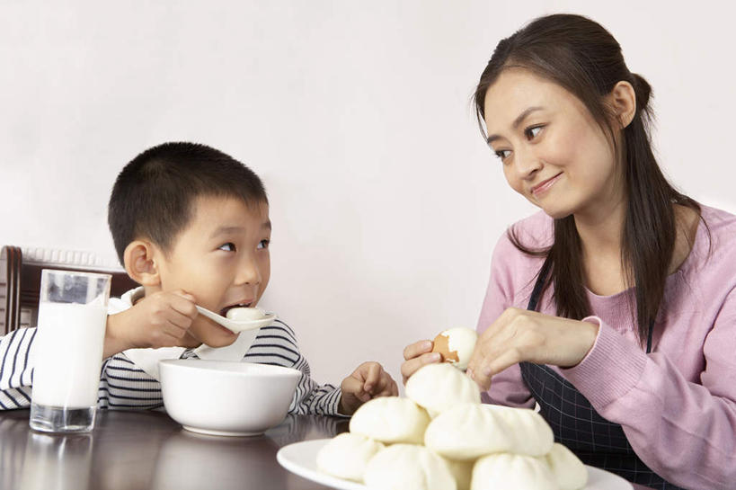 点心,牛奶,中年人,两个人,家庭,母亲,儿子,坐,吃,微笑,竖图,室内,正面,侧面,仰视,家务,早餐,幸福,北京,中国,亚洲,裤子,围裙,饭厅,房屋,墙,料理,食品,包子,面点,美食,饮食,食物,盘子,汤匙,碗,小笼包,思考,中式,童年,摄影,针织,享乐,关爱,男孩,中年女性,中国人,彩图,低角度拍摄,爱