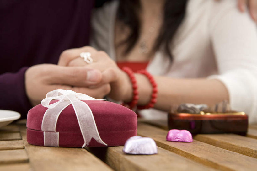 咖啡,东方人,成年人,两个人,夫妻,坐,微笑,横图,室外,特写,白天,正面,爱情,快乐,兴奋,幸福,纯洁,热情,成功,胜利,建筑业,桌子,玫瑰,礼物,珠宝,中国,亚洲,喝,庆祝,装饰,冬天,玫瑰花,咖啡杯,浪漫,刺激,红色,社区,巧克力,看,亲昵,温暖,温馨,调情,恩爱,放松,光彩,可爱,童年,童趣,约会,恋人,生活方式,家庭妇女,惊奇,华丽,修饰,部分,点缀,和睦,奖牌,感动,荣誉,奖品,童真,东亚,烂漫,无邪,热饮,黑咖啡,北京市,衬托,美观,雅致,雅观,尊敬,荣耀,快活,欢愉,康乐,异性恋,光荣,天真,刺玫花,徘徊花,年轻男性,年轻女性,亚洲人,中国人,年轻人,心型,夫妇,情侣,手牵手,彩图,爱,高兴,欢乐,餐馆,咖啡馆,伴侣,融洽,订婚戒指