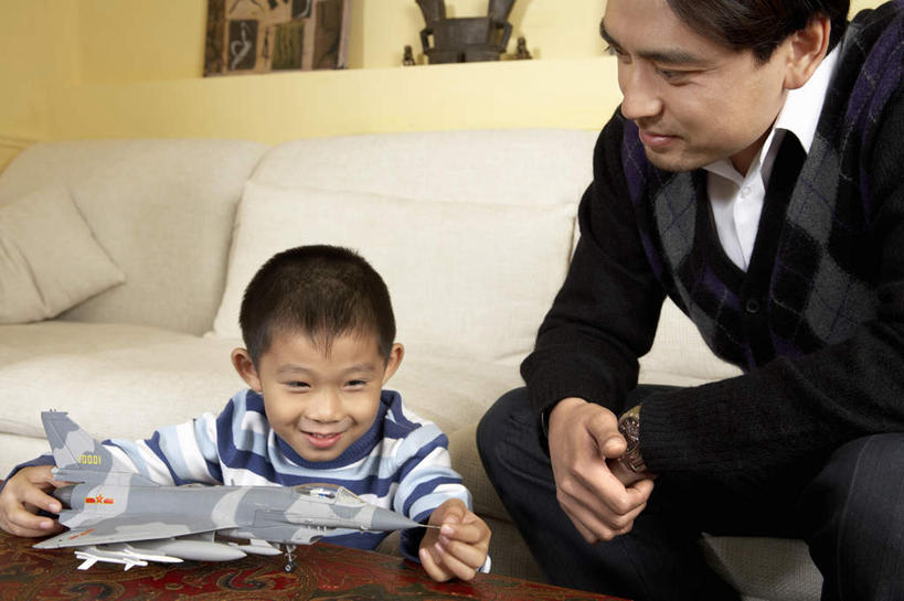 中年人,两个人,家庭,父亲,儿子,站,坐,微笑,横图,俯视,室内,正面,衬衫,快乐,沙发,卧室,飞机,北京,中国,亚洲,裤子,房屋,墙,模型,放松,童年,摄影,生长,针织,专心,起居室,软垫,无忧无虑,男孩,中年男性,中国人,彩图,高角度拍摄,爱