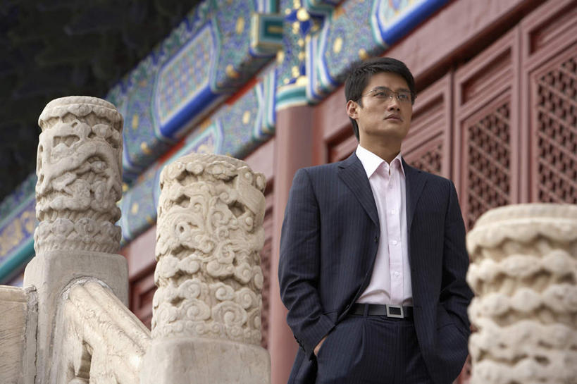 一个人,商务人士,商务男性,站,横图,正面,仰视,衬衫,北京,中国,套装,眼镜,太庙,安静,摄影,商务装,工薪阶层,东亚,年轻男性,中国人,年轻人,白领,上班族,彩图,低角度拍摄,衬衣