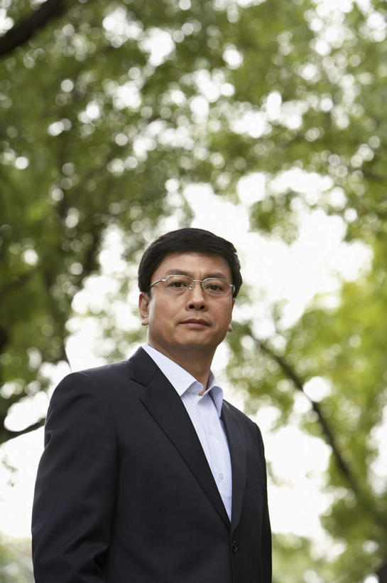 中年人,一个人,商务人士,商务男性,站,竖图,正面,仰视,衬衫,北京,中国,套装,眼镜,树,摄影,商务装,工薪阶层,东亚,中年男性,中国人,白领,上班族,半身,彩图,低角度拍摄,衬衣