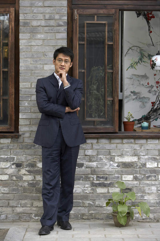 一个人,商务人士,商务男性,站,微笑,竖图,正面,仰视,衬衫,北京,中国,套装,眼镜,摄影,商务装,工薪阶层,东亚,年轻男性,中国人,年轻人,白领,上班族,彩图,低角度拍摄,衬衣