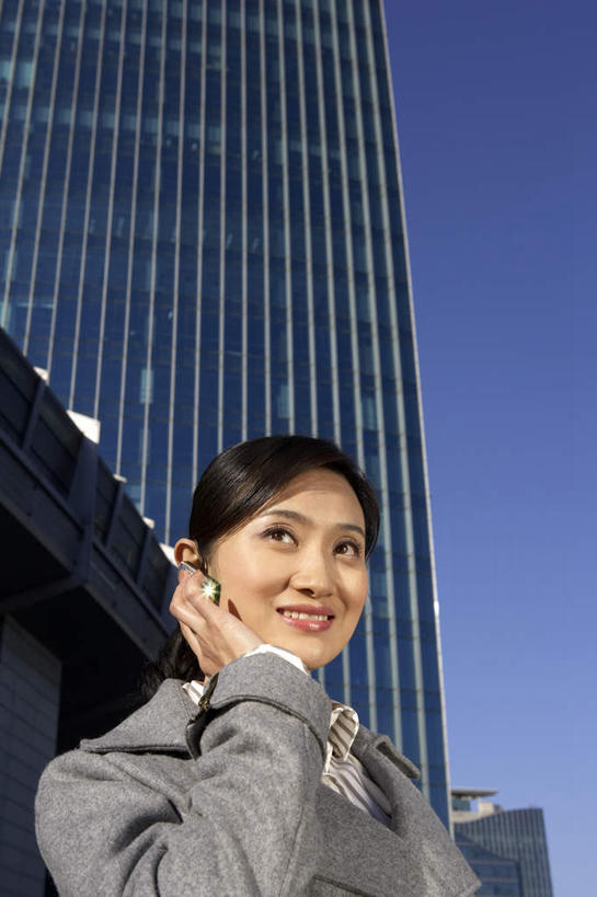 一个人,商务人士,站,打电话,竖图,室外,留白,仰视,商务,通讯,技术,手机,北京,中国,看,办公大楼,摄影,便利,专心,都市风光,东亚,年轻女性,女人,中国人,白领,半身,彩图,低角度拍摄,办公室职员