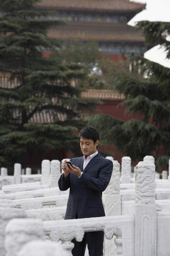 一个人,商务人士,商务男性,站,竖图,正面,衬衫,通讯,技术,手机,北京,中国,套装,灯,摄影,商务装,工薪阶层,东亚,年轻男性,中国人,年轻人,白领,上班族,彩图,衬衣