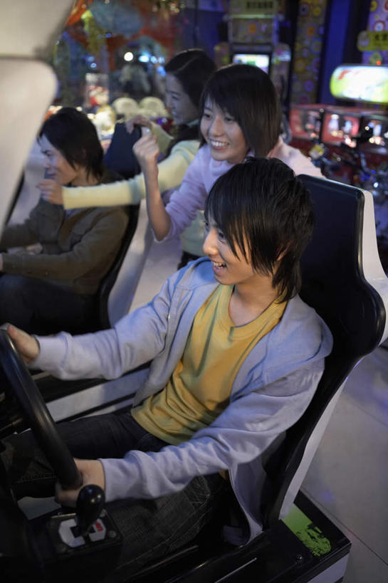 东方人,少年,成年人,一个人,三个人,四个人,学生,站,坐,举,微笑,竖图,室内,正面,侧面,毛衣,度假,夜生活,游戏,快乐,兴奋,友谊,竞争,中国,亚洲,仅一个男性,仅一个年轻女性,仅一个女性,仅一个人,放牧,大喊,牛仔裤,休闲装,仅一个年轻男性,看,托,休闲,放松,照亮,专心,享乐,近景,游戏厅,东亚,北京市,快活,欢愉,康乐,异性恋,男人,男性,年轻男性,年轻女性,女人,女性,亚洲人,中国人,年轻人,拳头,休闲活动,举起,举手,举着,向上举,向上伸,向上托,半身,彩图,高兴,电子游戏机,计算机游戏