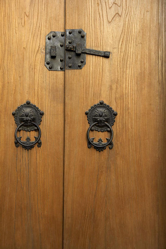 无人,竖图,室外,正面,仰视,门,狮子,北京,中国,大门,传统,门框,摄影,部件,挂锁,中国文化,东亚,东亚文化,破败,彩图,低角度拍摄,插销