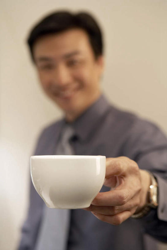 东方人,成年人,中年人,一个人,商务人士,商务男性,办公室,站,笑,微笑,露齿笑,竖图,室内,正面,衬衫,商务,快乐,中国,亚洲,仅一个男性,仅一个人,仅一个中年男性,喝,套装,围墙,咖啡杯,拿着,饮食,职业,休息,放松,经理,近景,商务装,工薪阶层,东亚,高压蒸汽咖啡机,北京市,茶水间,咖啡滤纸,男人,男性,中年男性,亚洲人,中国人,白领,上班族,半身,彩图,衬衣,给予,办公室职员