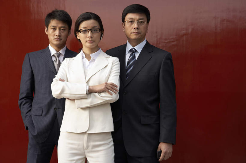 中年人,三个人,同事,商务人士,商务男性,商务女性,站,横图,正面,仰视,衬衫,快乐,成功,合作,团队,集体,信心,北京,中国,套装,眼镜,领带,队伍,摄影,领导,成就,商务装,合伙,领袖,工薪阶层,东亚,年轻男性,年轻女性,中年男性,中国人,年轻人,白领,上班族,彩图,低角度拍摄,衬衣