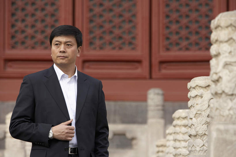 中年人,一个人,商务人士,商务男性,站,微笑,横图,正面,仰视,衬衫,北京,中国,套装,摄影,商务装,工薪阶层,东亚,中年男性,中国人,白领,上班族,彩图,低角度拍摄,衬衣