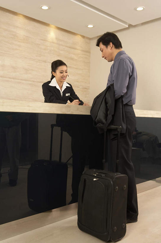 东方人,成年人,中年人,两个人,前台,服务员,宾馆,站,微笑,竖图,室内,正面,侧面,衬衫,制服,商务,快乐,桌子,酒店,手提箱,中国,亚洲,套装,办公桌,围墙,书桌,顾客,职业,服务台,服务,收银台,酒家,礼节,旅社,效率,经理,近景,门卫,东亚,北京市,接待员,年轻女性,中年男性,亚洲人,中国人,年轻人,白领,服务生,侍者,彩图,旅行,客店,客栈,旅店,旅馆,帮助台,呼叫台,商旅,办公室职员,商务旅行,客户服务代表