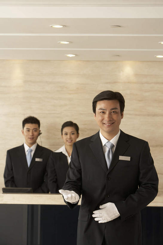 东方人,成年人,老年人,三个人,商务人士,前台,服务员,商务男性,商务女性,办公室,宾馆,站,微笑,竖图,室内,白天,正面,衬衫,商务,快乐,通讯,团队,桌子,酒店,亚洲,捆扎,套装,办公桌,围墙,耳麦,职业,服务台,办公大楼,服务,酒家,礼节,旅社,近景,问候,商务装,门卫,工薪阶层,东亚,北京市,接待员,团结,老年男性,男人,男性,年轻男性,年轻女性,中年男性,亚洲人,中国人,年轻人,白领,服务生,上班族,侍者,彩图,衬衣,客店,客栈,旅店,旅馆,帮助台,呼叫台,商旅,办公室职员