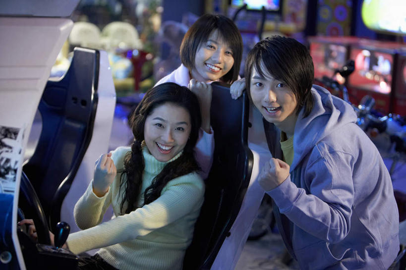 东方人,少年,成年人,一个人,三个人,学生,站,坐,举,微笑,横图,室内,正面,毛衣,度假,夜生活,游戏,快乐,兴奋,友谊,中国,亚洲,仅一个男性,仅一个年轻女性,仅一个女性,仅一个人,放牧,击掌,休闲装,仅一个年轻男性,看,托,休闲,放松,照亮,专心,享乐,游戏厅,东亚,北京市,快活,欢愉,康乐,男人,男性,年轻男性,年轻女性,女人,女性,亚洲人,中国人,年轻人,拳头,休闲活动,举起,举手,举着,向上举,向上伸,向上托,半身,彩图,高兴,电子游戏机,计算机游戏