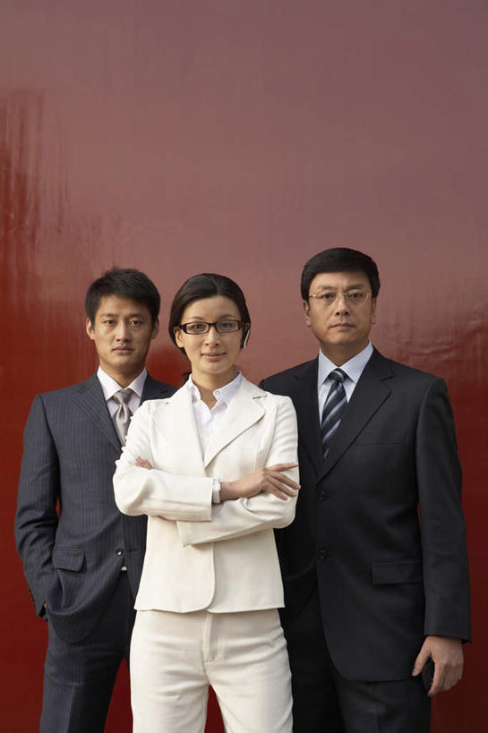 中年人,三个人,同事,商务人士,商务男性,商务女性,站,微笑,竖图,正面,仰视,衬衫,快乐,成功,合作,团队,集体,信心,北京,中国,套装,眼镜,领带,队伍,摄影,领导,成就,商务装,合伙,领袖,工薪阶层,东亚,年轻男性,年轻女性,中年男性,中国人,年轻人,白领,上班族,彩图,低角度拍摄,衬衣